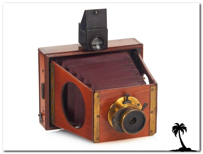 Strut-Folding camera