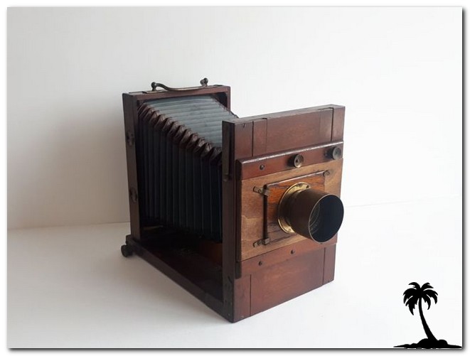 Lone Riders-Maison Rodolphe Folder